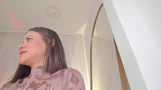 Petite Lucie online show from 01/19/25, 10:06