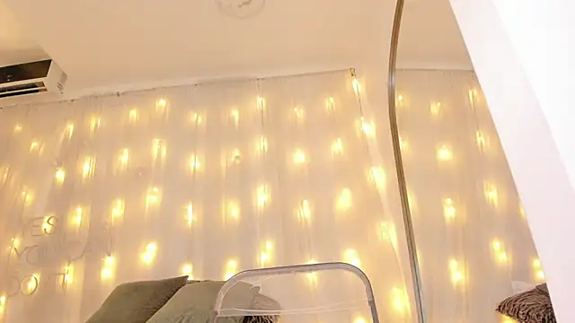 Petite Lucie online show from 03/12/25, 10:07