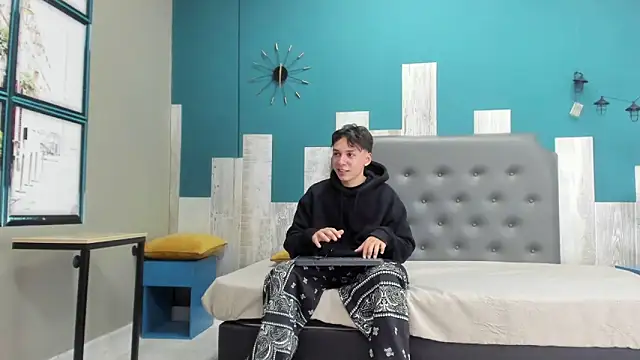 Snapshot of Rhaegal_hot chatting on 12/12/24, 12:44 Rhaegal hot online show from 12/12/24, 12:44