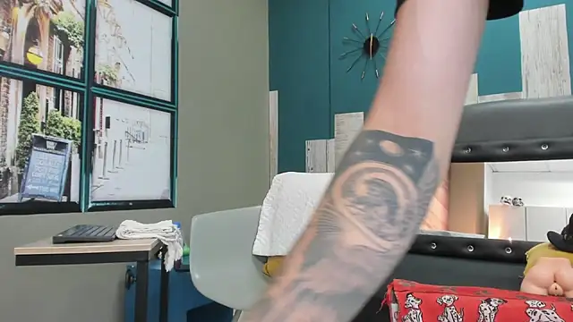 Snapshot of Rhaegal_hot chatting on 12/22/24, 03:44 Rhaegal hot online show from 12/22/24, 03:44