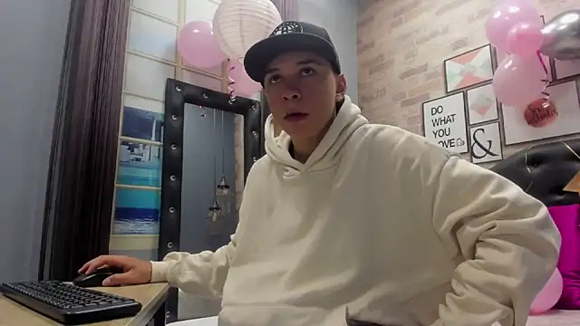 Snapshot of Rhaegal_hot chatting on 02/08/25, 01:33 Rhaegal hot online show from 02/08/25, 01:33