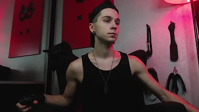 Joseph  Quinn online show from 01/14/25, 12:03