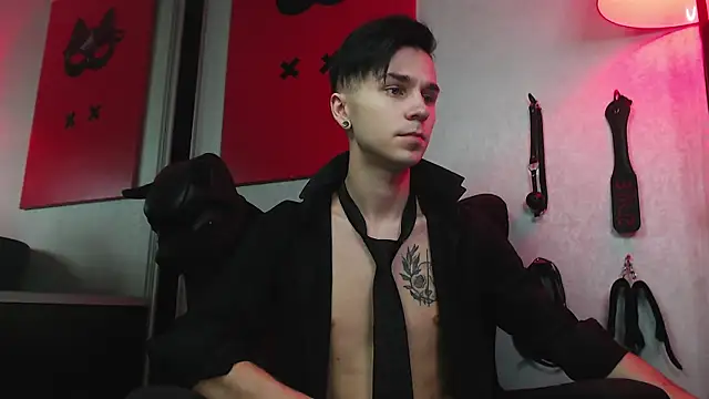 Joseph  Quinn online show from 01/23/25, 08:36