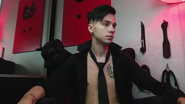 Joseph  Quinn online show from 01/23/25, 11:37