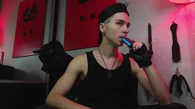 Joseph  Quinn online show from 02/01/25, 02:24