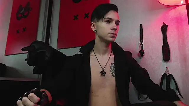 Joseph  Quinn online show from 02/04/25, 08:02