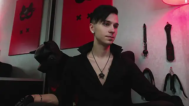 Joseph  Quinn online show from 02/04/25, 11:05