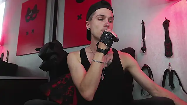 Joseph  Quinn online show from 02/14/25, 12:14