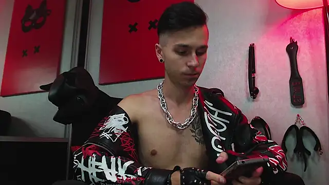 Joseph  Quinn online show from 03/10/25, 02:16