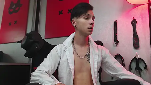 Joseph  Quinn online show from 03/11/25, 08:20