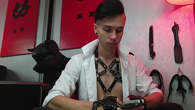 Joseph  Quinn online show from 03/12/25, 08:08