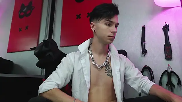 Joseph  Quinn online show from 03/18/25, 08:03