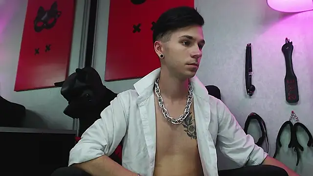 Joseph  Quinn online show from 03/18/25, 11:08