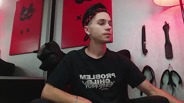 Joseph  Quinn online show from 03/22/25, 08:40