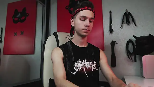 Joseph  Quinn online show from 09/19/25, 08:49