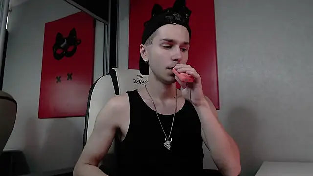 Joseph  Quinn online show from 09/20/25, 12:50