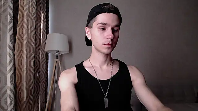 Joseph  Quinn online show from 10/02/25, 09:38