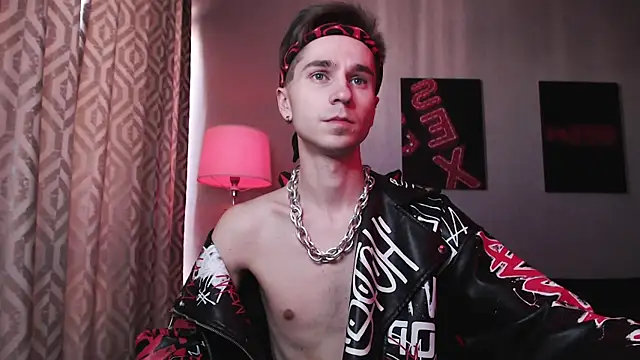 Joseph  Quinn online show from 10/24/25, 03:58