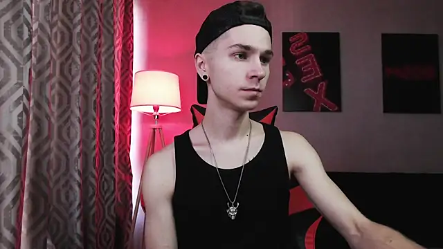 Joseph  Quinn online show from 11/11/25, 07:08