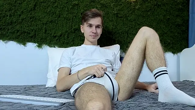 Joseph  Quinn online show from 11/28/25, 06:38