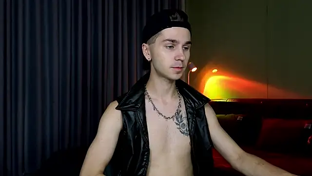 Joseph  Quinn online show from 03/16/26, 04:07