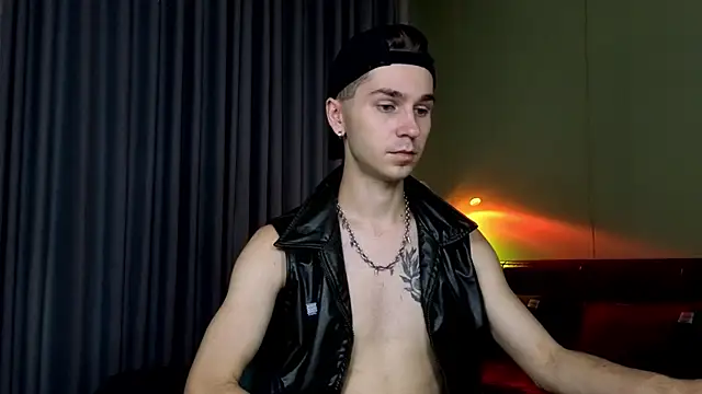 Joseph  Quinn online show from 03/16/26, 05:44