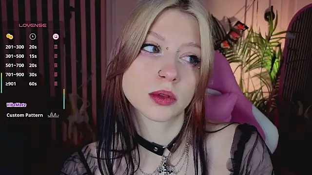 Snapshot of arielabradberry chatting on 10/24/25, 10:55 arielabradberry online show from 10/24/25, 10:55