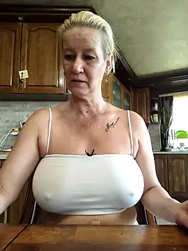 Snapshot of Lotus-blume1 chatting on 10/13/25, 08:14 Lotus-blume1 online show from 10/13/25, 08:14