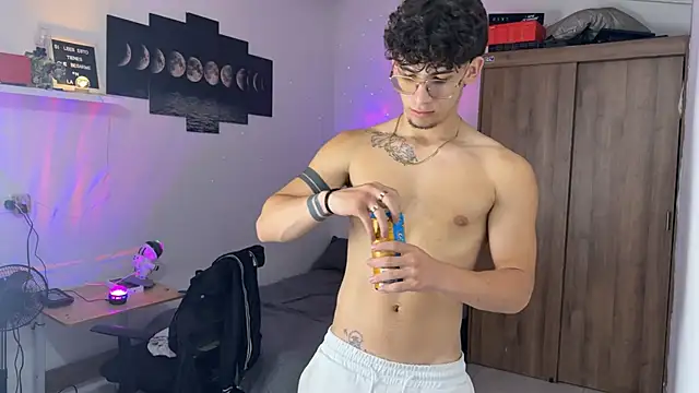 Kisan Smith online show from 10/31/25, 03:07