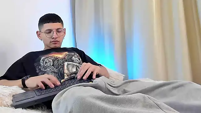 a lejandro 0 8 online show from 12/18/24, 03:15