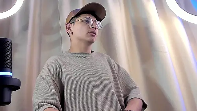 a lejandro 0 8 online show from 02/05/25, 10:22