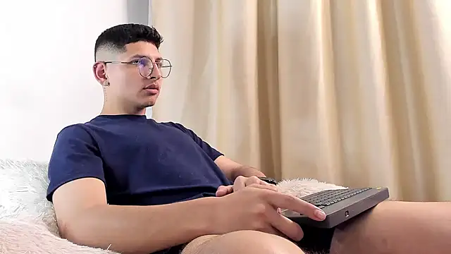 a lejandro 0 8 online show from 02/07/25, 04:16