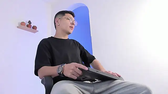 a lejandro 0 8 online show from 02/26/25, 07:38