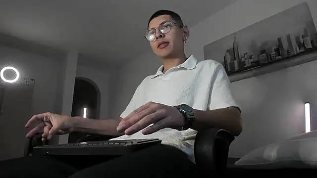 a lejandro 0 8 online show from 03/16/25, 07:48