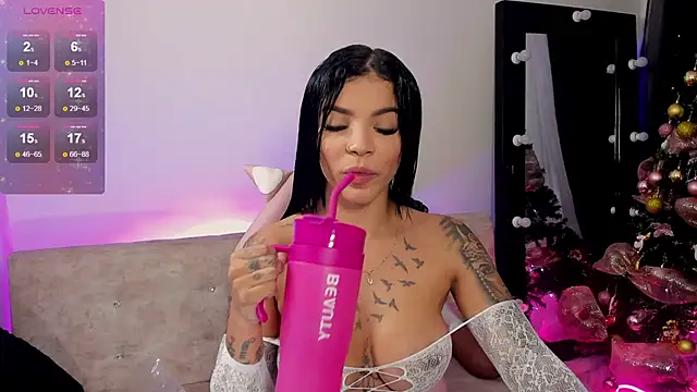 Snapshot of EmmaRusellx chatting on 12/24/24, 01:06 EmmaRusellx online show from 12/24/24, 01:06