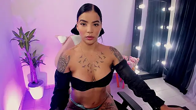 Snapshot of EmmaRusellx chatting on 01/25/25, 10:07 EmmaRusellx online show from 01/25/25, 10:07