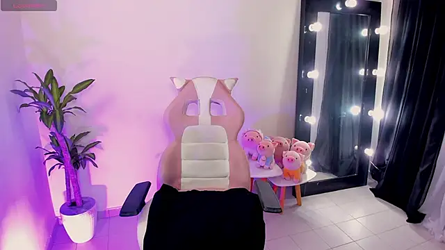 Snapshot of EmmaRusellx chatting on 02/15/25, 02:37 EmmaRusellx online show from 02/15/25, 02:37