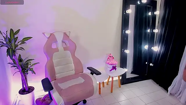 Snapshot of EmmaRusellx chatting on 03/01/25, 04:11 EmmaRusellx online show from 03/01/25, 04:11