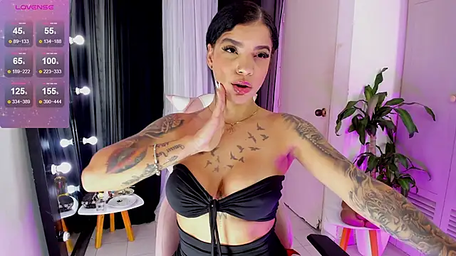 Snapshot of EmmaRusellx chatting on 12/02/25, 11:56 EmmaRusellx online show from 12/02/25, 11:56