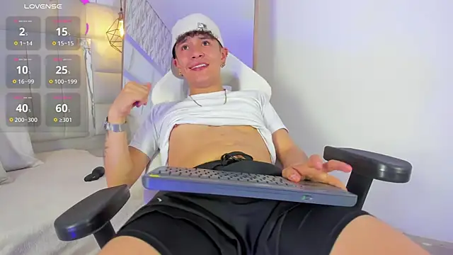 Snapshot of 1m_Joel chatting on 10/13/25, 04:01 1m Joel online show from 10/13/25, 04:01