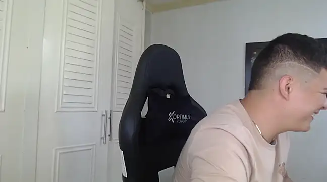 Snapshot of Plug_Control chatting on 01/21/25, 06:55 Plug Control online show from 01/21/25, 06:55