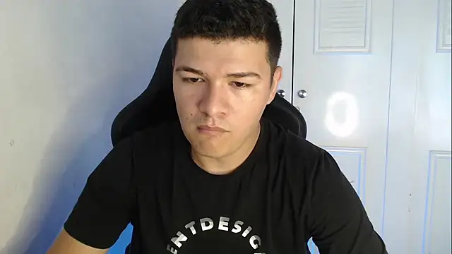 Snapshot of Plug_Control chatting on 09/13/25, 07:24 Plug Control online show from 09/13/25, 07:24