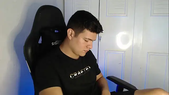 Snapshot of Plug_Control chatting on 09/18/25, 05:15 Plug Control online show from 09/18/25, 05:15