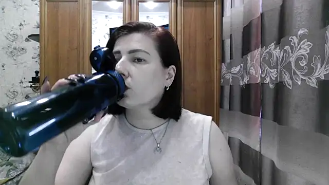 Snapshot of SophieNightAh chatting on 09/15/25, 11:43 SophieNightAh online show from 09/15/25, 11:43