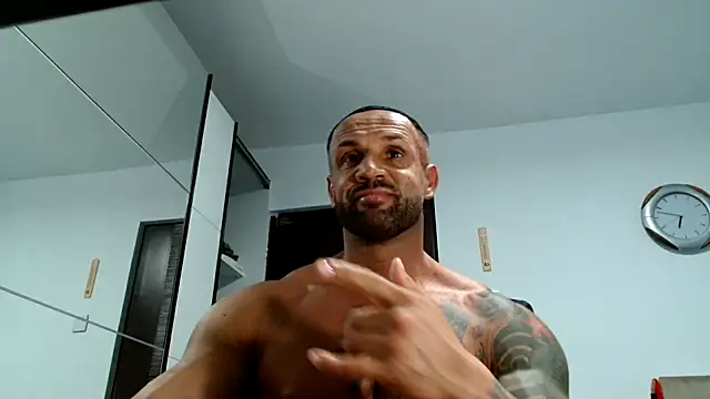 Snapshot of Magnificmuscles89 chatting on 11/13/25, 04:50 Magnificmuscles89 online show from 11/13/25, 04:50