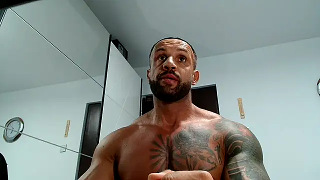 Snapshot of Magnificmuscles89 chatting on 11/22/25, 03:11 Magnificmuscles89 online show from 11/22/25, 03:11