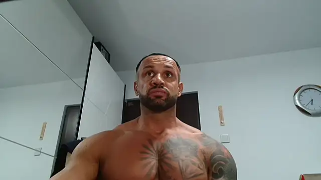 Snapshot of Magnificmuscles89 chatting on 11/24/25, 04:40 Magnificmuscles89 online show from 11/24/25, 04:40