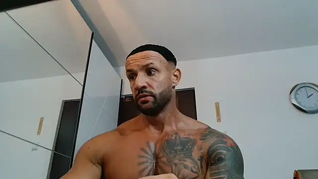 Snapshot of Magnificmuscles89 chatting on 06/17/26, 11:01 Magnificmuscles89 online show from 06/17/26, 11:01