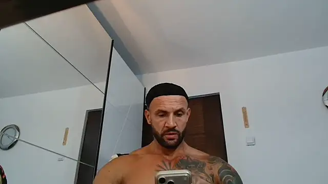 Snapshot of Magnificmuscles89 chatting on 06/20/26, 10:40 Magnificmuscles89 online show from 06/20/26, 10:40