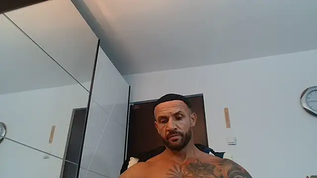 Snapshot of Magnificmuscles89 chatting on 07/17/26, 03:07 Magnificmuscles89 online show from 07/17/26, 03:07